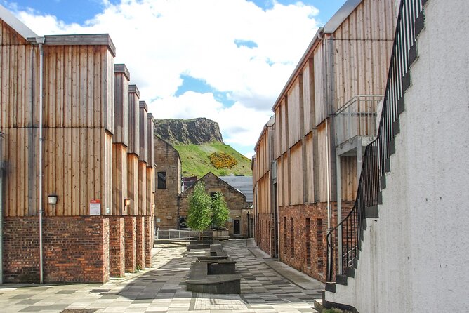 Highlights from Edinburgh’s Old Town: A Self-Guided Audio Tour - Riddle’s Court: Walking Into a Less Obvious Side Street