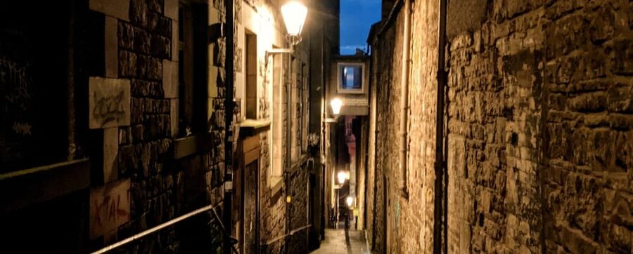 Magic and Legends in Edinburgh: Small Group Walking Tour in French - Starting at the Statue of David Livingstone: your first wayfinding win
