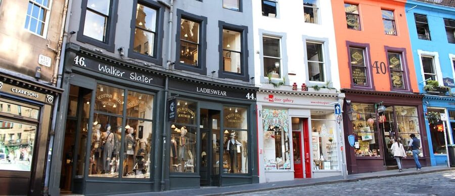Magic and Legends in Edinburgh: Small Group Walking Tour in French - Scott Monument and the Royal Mile: how Edinburgh’s center becomes story set design