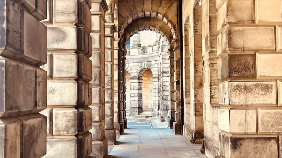 Magical Edinburgh Walking Tour - Charlotte’s magic trick: holding attention for every age