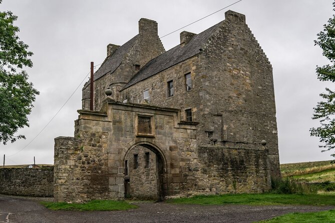 Outlander Filming Locations Day Tour from Edinburgh - Stop 4: Falkland for the 1940s Inverness vibe in less than an hour