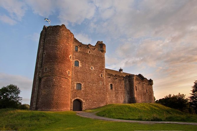 Outlander locations experience, Private Tour in a premium Minivan - Midhope Castle and the Hopetoun Grounds: Lallybroch Comes to Life