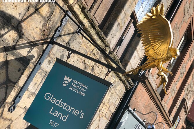 Private Old Town, Edinburgh Walking Tour - Houses with new uses and a churchyard full of clues