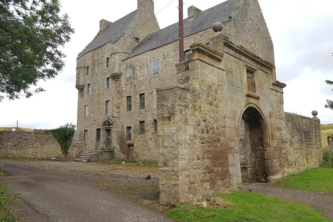 Private Outlander Tour from Edinburgh - Linlithgow Palace and the Wentworth prison photo break