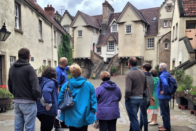 Private Royal Mile walking tour - Discover the history of our most famous street - From the Palace gates to the Castle drawbridge: murders, proclamations, and civil war details