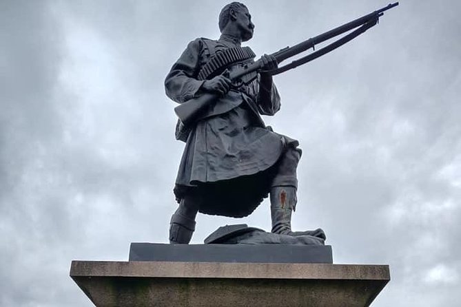 Private Stirling Day Guided Tour in the Premier Classic LEVC TXE - Stop 2: National Wallace Monument and the Freedom statue angle