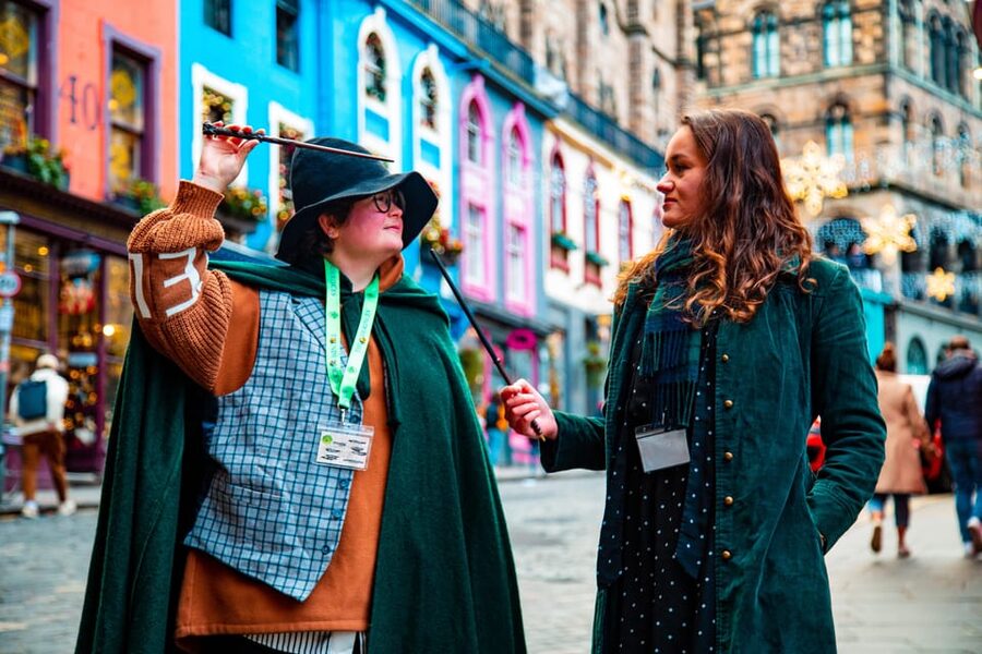Private tour: discover the city which inspired Harry Potter - Meeting at Parliament Square: how to find your green-strap guide