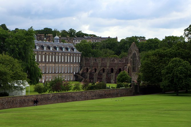 Private Walking Tour: Edinburgh Highlights, including entry to Edinburgh Castle - Royal Mile big hits: St Giles, Mercat Cross, and City Chambers