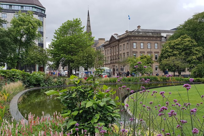 Public guided tour of Edinburgh at a minimum price - in French - Old Town Plus New Town in Two Hours: A Fast Orientation