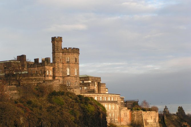 Public guided tour of Edinburgh at a minimum price - in French - Old Town Walk: Royal Mile, St Giles, and the Close Lanes