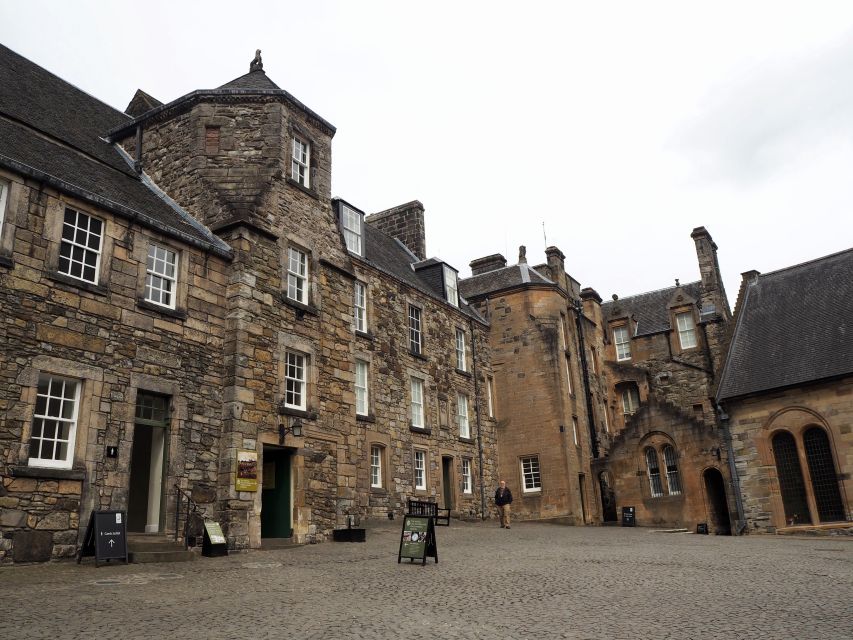 Rosslyn Chapel, Stirling Castle & Dunfermline Abbey Tour - Guides: story-first commentary is a major part of the appeal