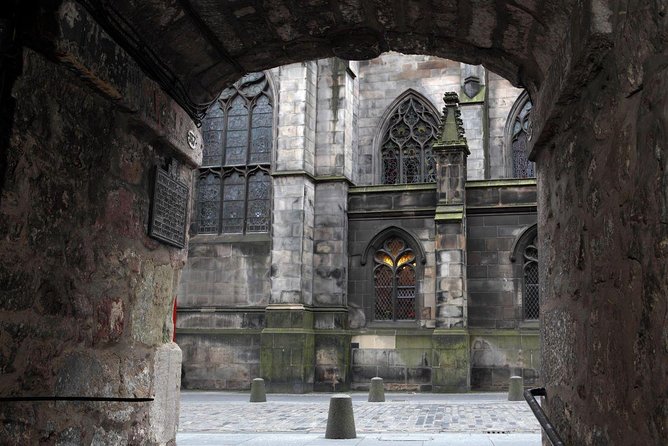 Royal Mile and Edinburgh Castle - Small Group Walking Tour - Edinburgh Castle on Castle Rock: what you get with the castle-included option