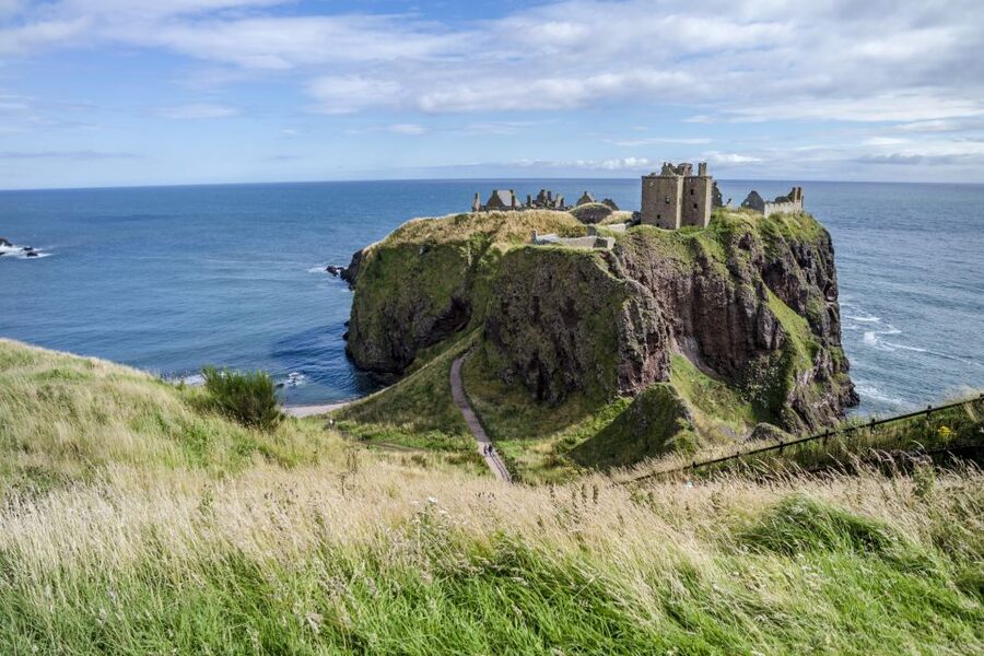 Scottish Highlands 4-Day Castle Tour From Edinburgh - Dunnottar Castle: cliff views, real photo moments, and cold wind preparation