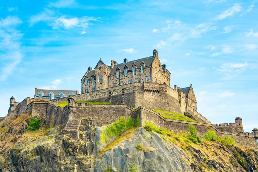 Skip-the-line Edinburgh Castle with Old Town Walking Tour - Entering the Old Town: how this 2-hour format pays off