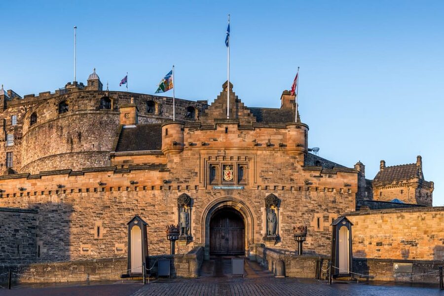 Skip-the-line Edinburgh Castle with Old Town Walking Tour - Meeting at 82 High St and why being on time matters