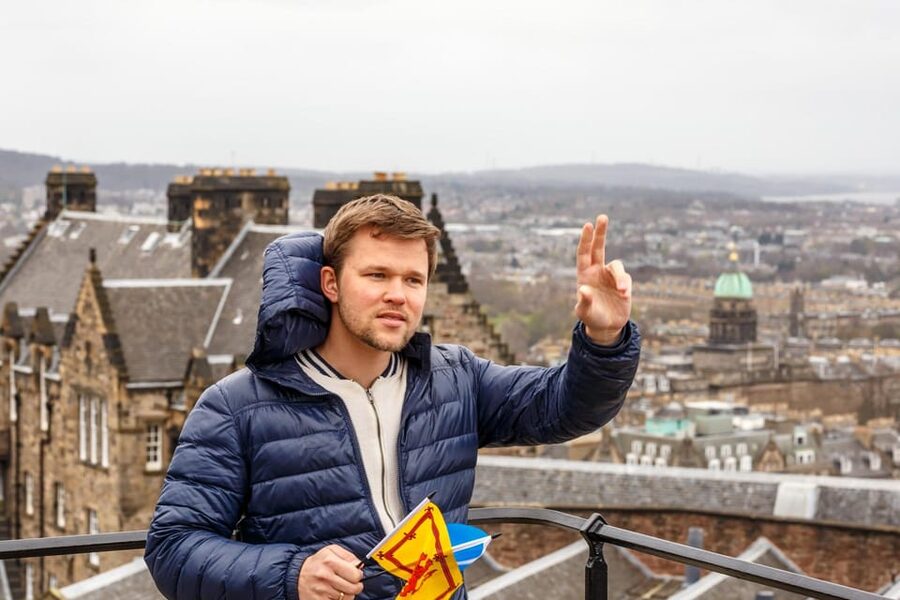 Skip-the-line Edinburgh Castle with Old Town Walking Tour - Guides, languages, and group size: the human side of the tour