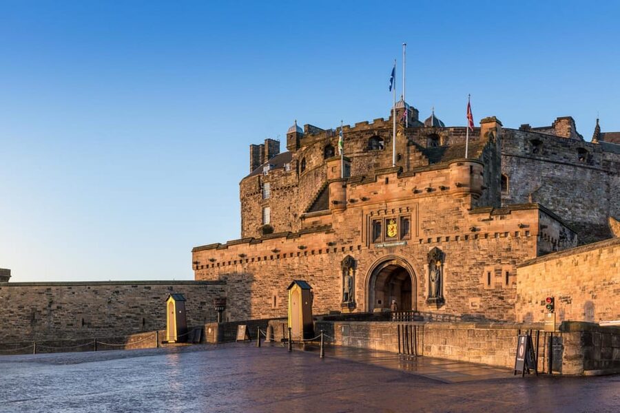 Skip-the-line Edinburgh Castle with Old Town Walking Tour - Who this tour suits best
