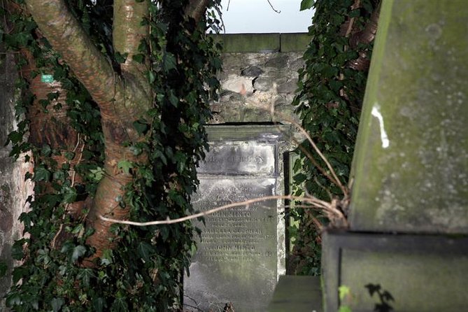 Small Group Edinburgh Underground Vaults & Graveyard Ghost Tour - Starting at Mercat Cross: a fast hook into Old Town’s dark side