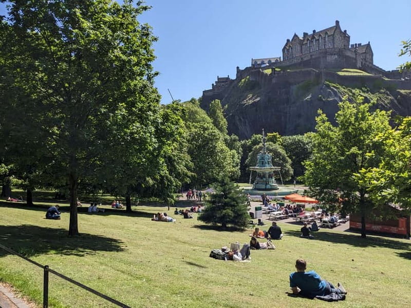 The Must-Sees of Edinburgh: Small Group Walking Tour in French - Key things to know before you go
