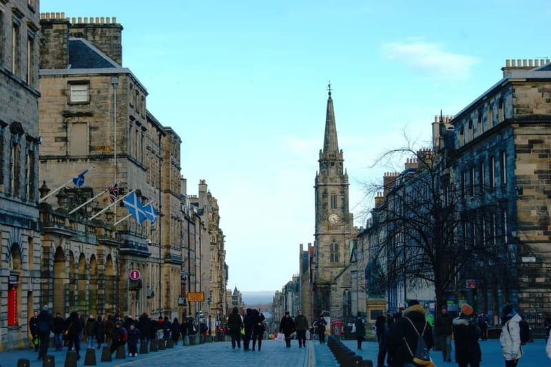 The Must-Sees of Edinburgh: Small Group Walking Tour in French - Starting on Calton Hill: the quickest way to understand Edinburgh