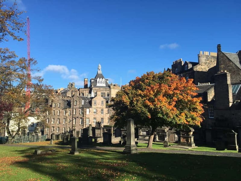 The Must-Sees of Edinburgh: Small Group Walking Tour in French - Mercat Cross and Edinburgh Castle: seeing the big guns without the crowds
