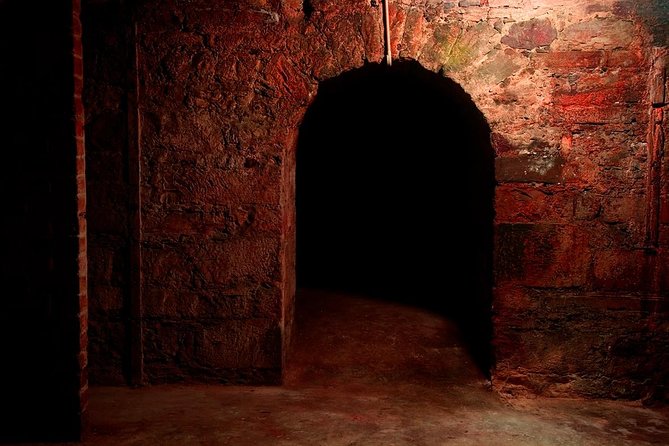 Underground Vaults Walking Tour in Edinburgh Old Town - Guide style makes or breaks the experience (and good ones are funny)